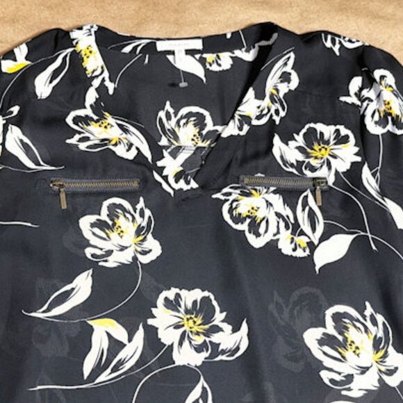 Maurices Black and White Flowered V-neck Blouse, Small - Picture 4 of 8